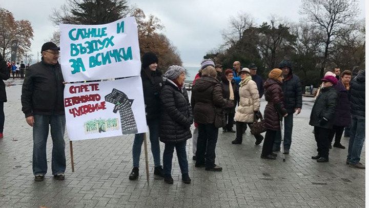 Жители на Варна излязоха на протест срещу намеренията 18-етажен небостъргач