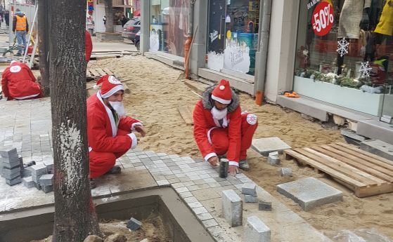 Работници в костюми на Дядо Коледа работят днес по ремонта