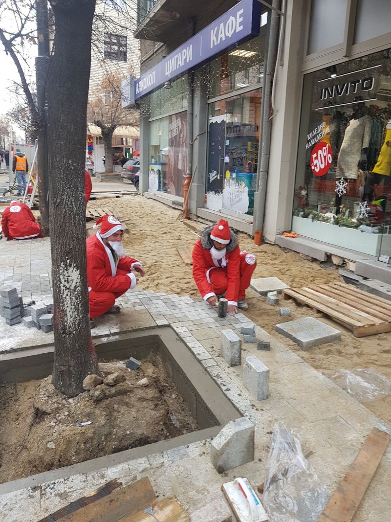 Работници в костюми на Дядо Коледа работят днес по ремонта