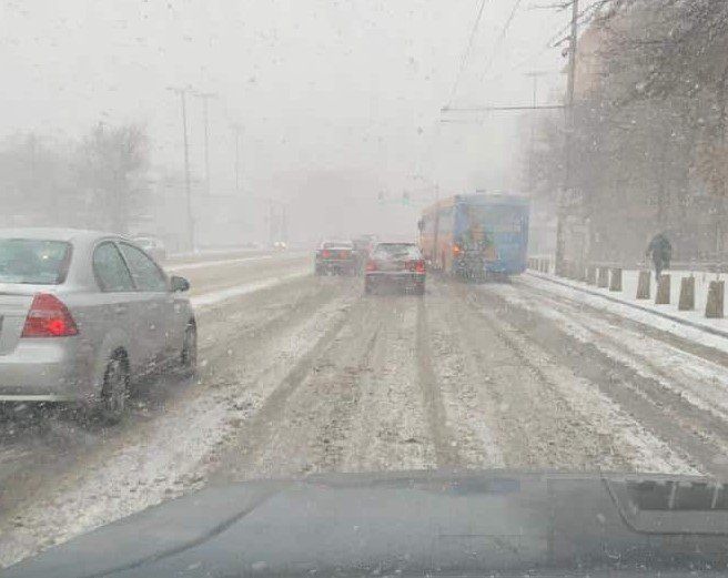 160 снегорина започнаха обработки срещу заледяване на основни улици и