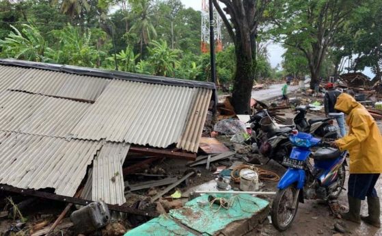 Броят на жертвите от мощното цунами в Индонезия достигна 168