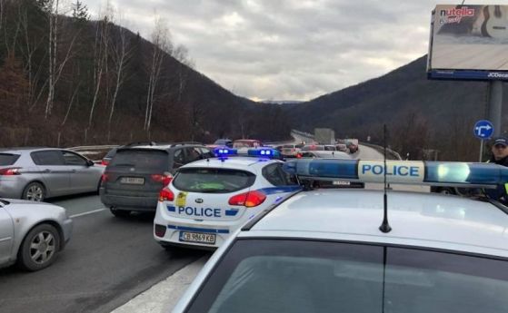 Шофьор от Бургас се опитал да избута от платното автомобила