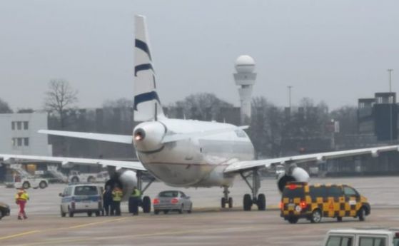 Летището в Хановер беше затворено след като кола се вряза