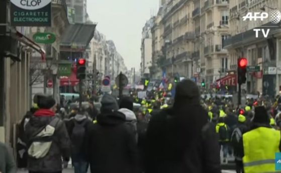  Жълти жилетки стачкуваха пред централата на Франс прес в Париж 