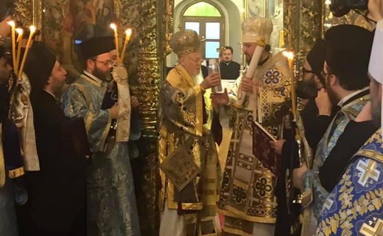 Вселенският патриарх Вартоломей връчи днес томоса за автокефалията на Православната църква