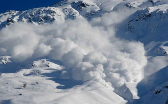 Трима души са ранени в швейцарските Алпи след като лавина