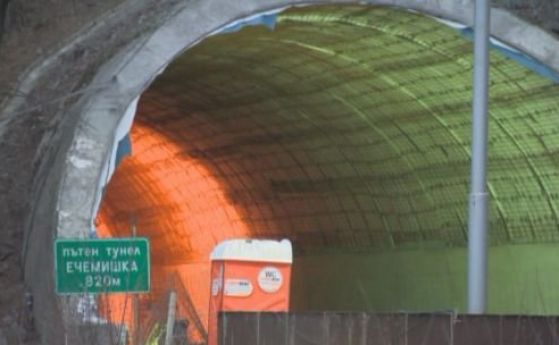Движението в тунел Ечемишка на магистрала Хемус в тръбата за София