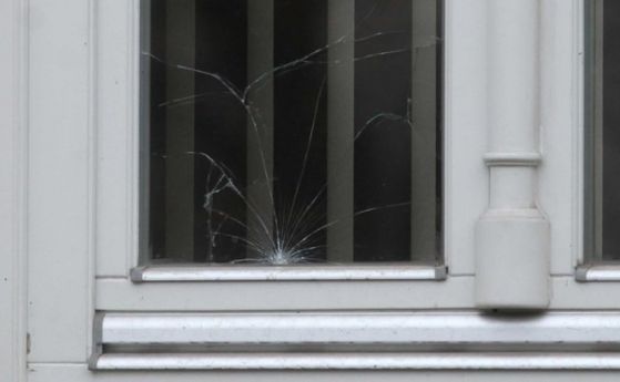 Силният вятър изпочупи стъклата на гимназия Ген Владимир Заимов в Сопот