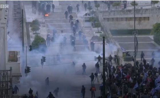 Остри сблъсъци между протестиращи и силите на реда избухнаха в