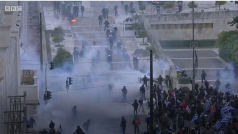 Остри сблъсъци между протестиращи и силите на реда избухнаха в
