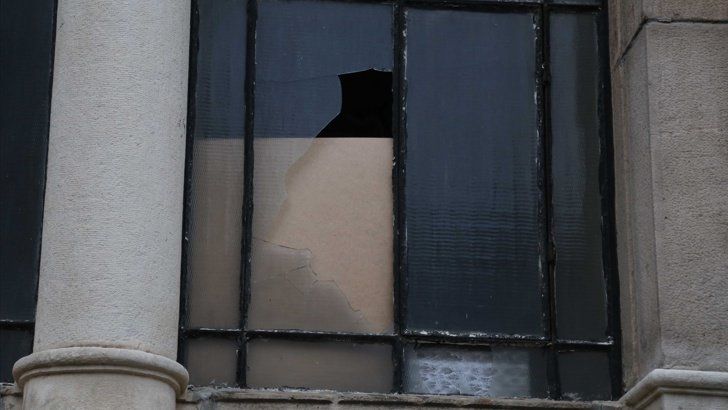Софийската синагога осъмна със счупен прозорец на сградата откъм Централни