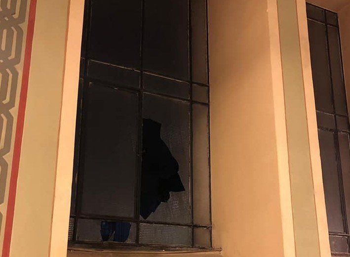 Столични полицаи задържаха 35-годишен мъж, заподозрян, че е строшил прозореца
