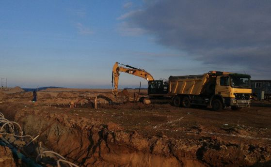 Багери разкопават района около плажа на къмпинг Градина съобщи Спас
