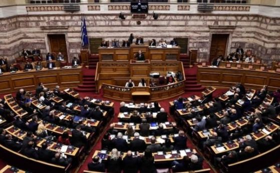 Гръцкият парламент одобри с крехко мнозинство договора със Скопие за