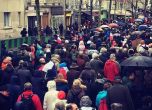 Шествието на червените шалове в Париж събра над 10 000 души
