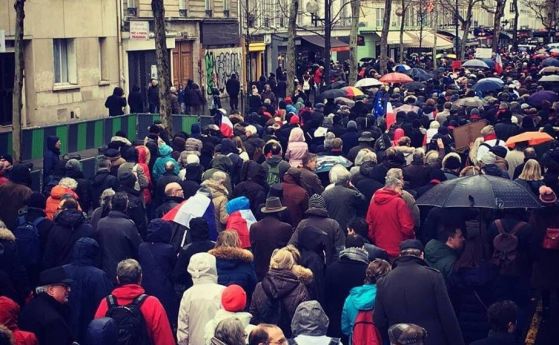  Шествието на алените шалове в Париж събра над 10 000 души 