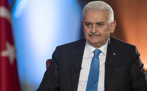 Председателят на Великото национално събрание на Турция Бинали Йълдъръм подава