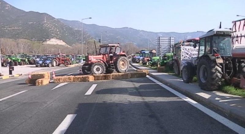 Гръцки фермери блокираха с трактори пътя Серес - Солун, те