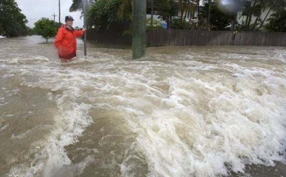 Наводнение в североизточна Австралия превърна улиците в реки и принуди