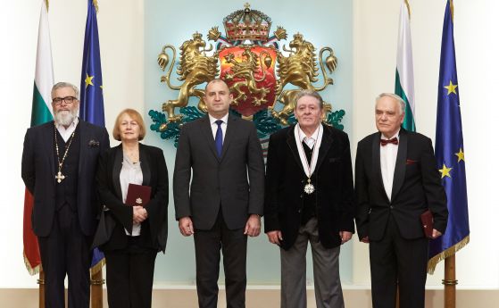 Държавният глава Румен Радев удостои с висши държавни отличия днес