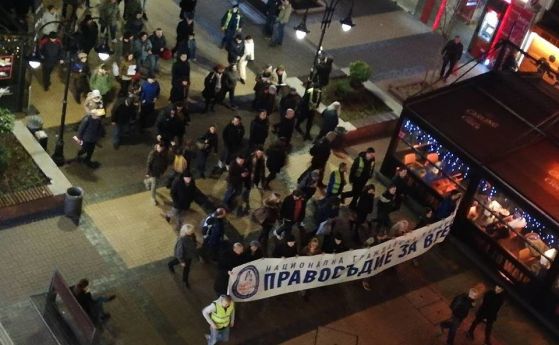 Стотици протестираха в центъра на София в подкрепа на председателя