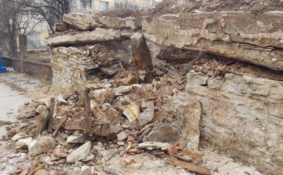 Сграда в центъра на Враца се срути днес по чудо