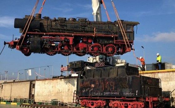 100 тонен исторически парен локомотив вече пътува от Виена към България