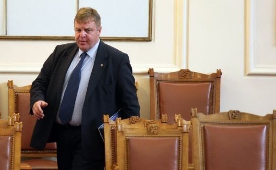 Вицепремиерът Красимир Каракачанов заплаши да напусне правителството ако ГЕРБ подкрепят