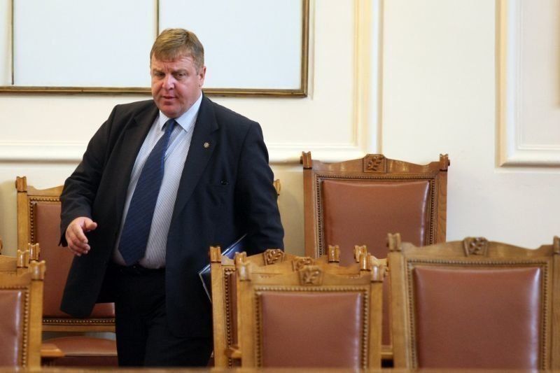 Вицепремиерът Красимир Каракачанов заплаши да напусне правителството, ако ГЕРБ подкрепят,