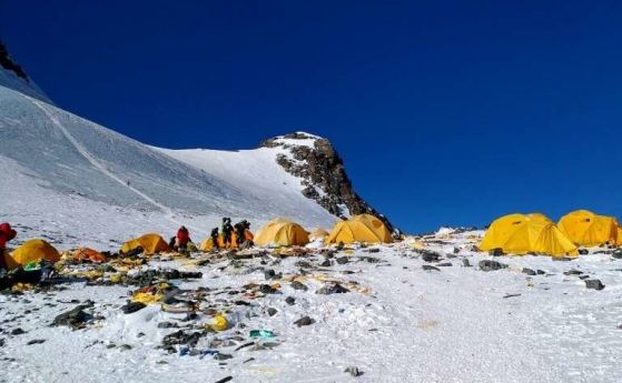 Китай затваря базовия си лагер на връх Еверест от своята