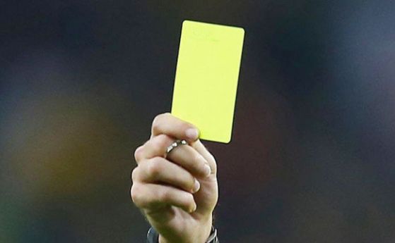Драма с натрупани жълти картони на основни футболисти мъчи треньорите