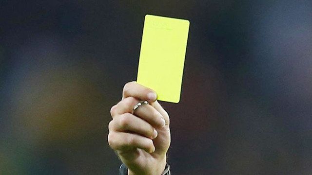 Драма с натрупани жълти картони на основни футболисти мъчи треньорите