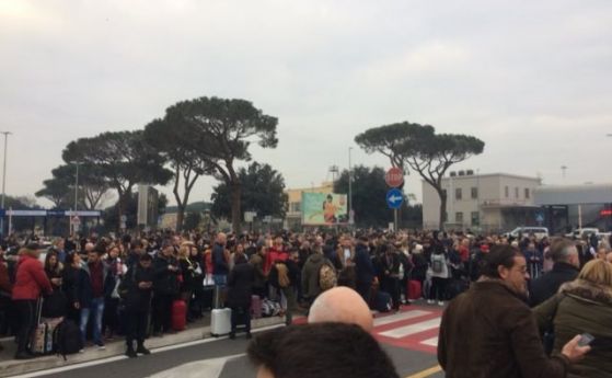 Пожар затвори летище Чампино в Рим съобщиха световните агенции Пътниците
