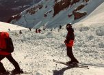 Лавина затрупа скиори в Швейцарските Алпи