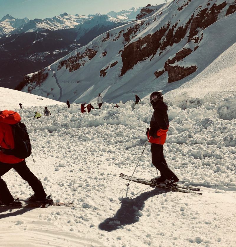 Лавина затрупа няколко души в Швейцарските Алпи, съобщи Би Би