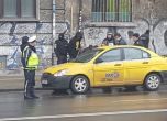 Дрогиран 17-годишен младеж блъсна с такси трима полицаи при опит да спрат колата му (обновена)