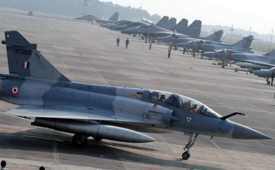 Пакистан обяви че е свалил два военни индийски самолета днес