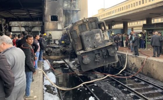 Влак се взриви на централна жп гара в египетската столица
