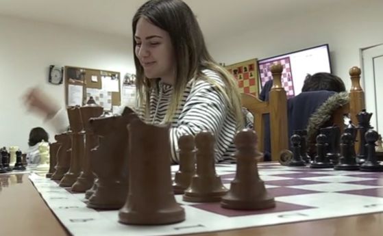  Кое е това момиче? Нургюл Салимова гони неуморно върха в шахмата 