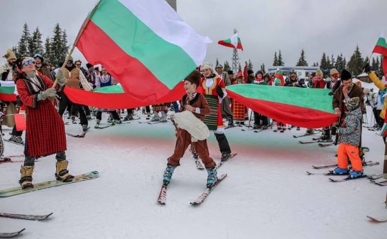 Скиори и сноубордисти в народни носии ще се спуснат заедно