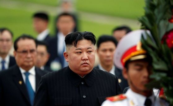 Севернокорейският лидер Ким Чен Ун положи венец в мавзолея с