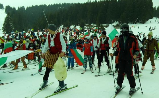 Над 400 скиори  сноубордисти и ентусиасти в народни носии се спуснаха