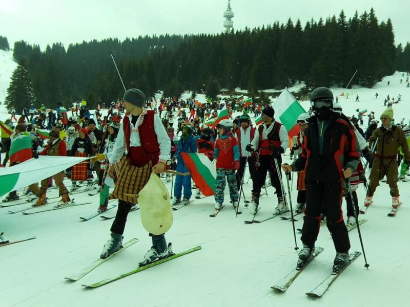 Над 400 скиори, сноубордисти и ентусиасти в народни носии се спуснаха