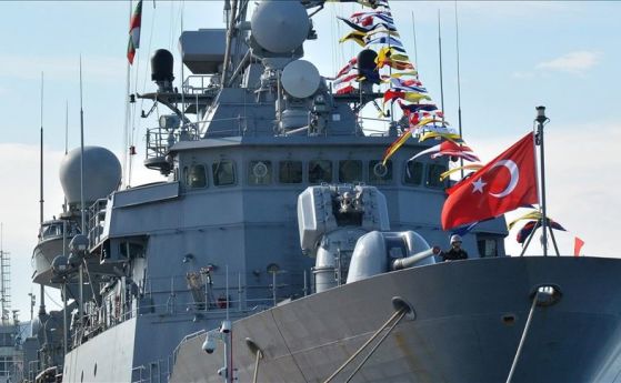 Турска фрегата и подводница акостираха на пристанище Варна в рамките
