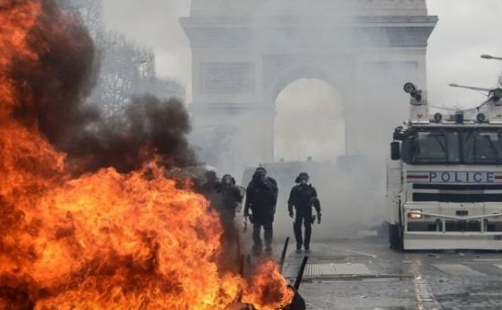 Жълтите жилетки  разграбиха магазини в Париж и замеряха полицията с павета