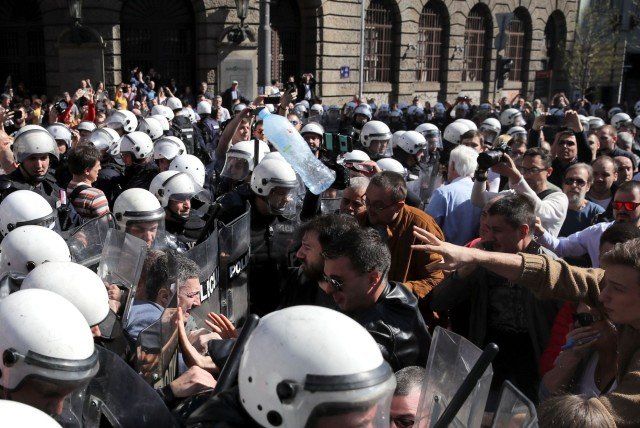 Демонстрантите в Белград направиха днес следобед жива верига около сградата