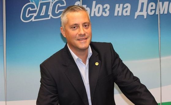 Бившият лидер на СДС Божидар Лукарски публикува гневен коментар срещу