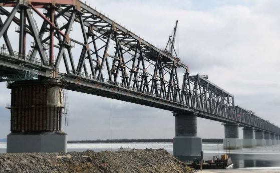 Русия и Китай съединиха моста над река Амур   Мостът е между