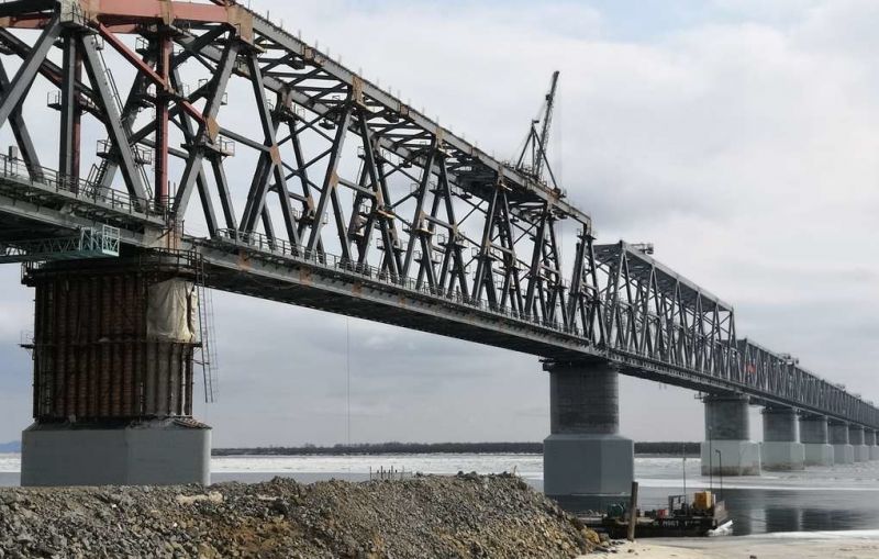 Русия и Китай съединиха моста над река Амур.  Мостът е между