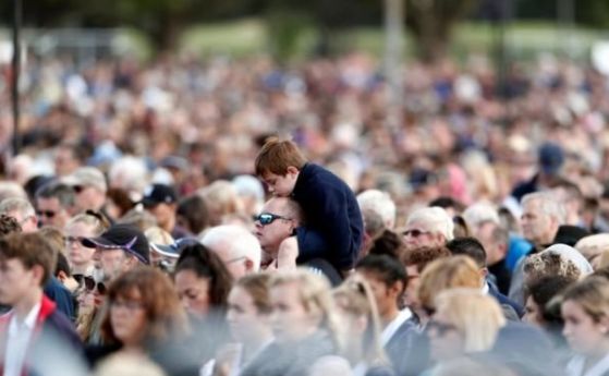 Хиляди хора се събраха в новозеландския град Крайстчърч за да
